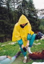 Christine Berthier se protège de la pluie
