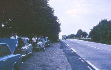 Pause entre Hanovre et Munich  - nos deux mercédes et une de nos 404 - capots moteur ouverts