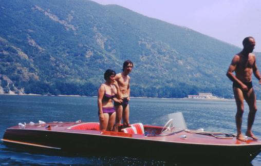 Nous sommes pris en bateau-stop après la traversée à la nage