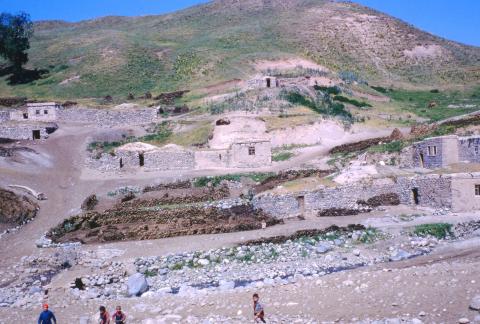 Village en terrasse, - rues bordées de bouse de vache séchées