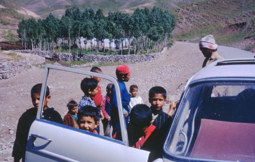 Nuée d'enfants à chaque arrêt