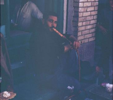 Iran - Fumeur au samovar dans la rue