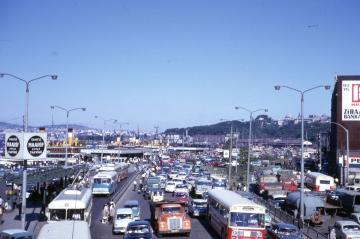 Le pont de Galata encombré,à l'époque le seul pont enlambant la Corne d'Or.